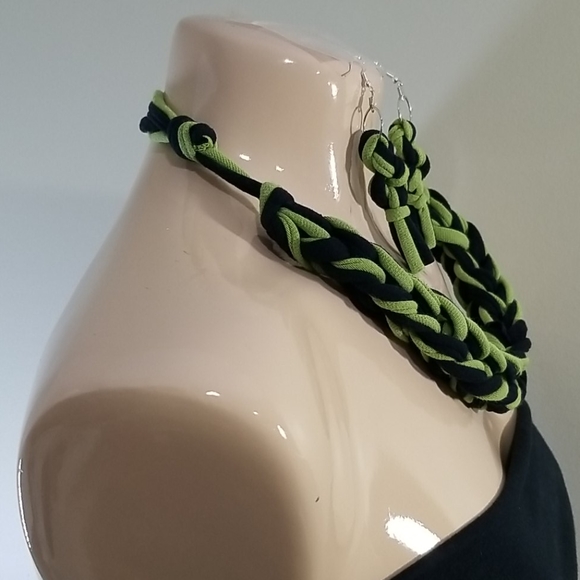 Handmade black & green necklace and earrings set - Picture 3 of 3